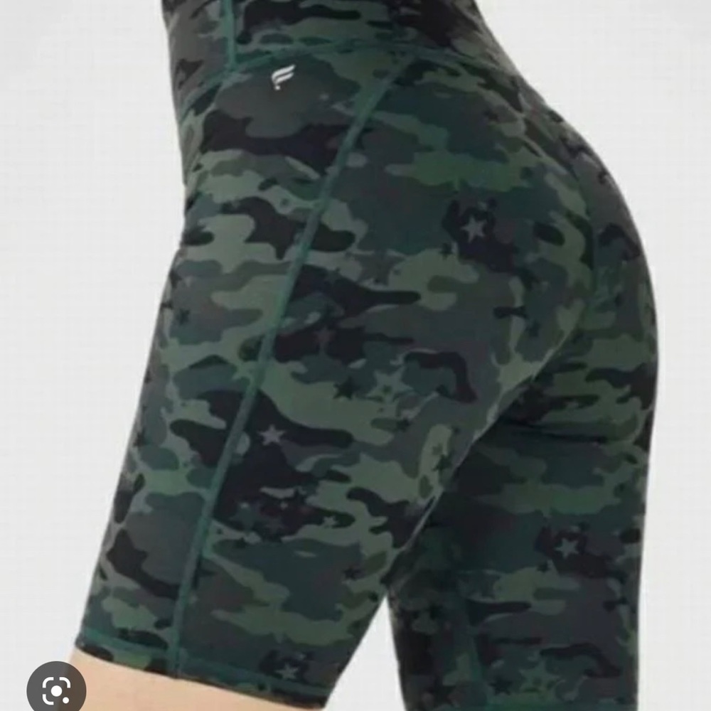 Fabletics Biker Shorts Workout Set Camo Women’s Size US Medium